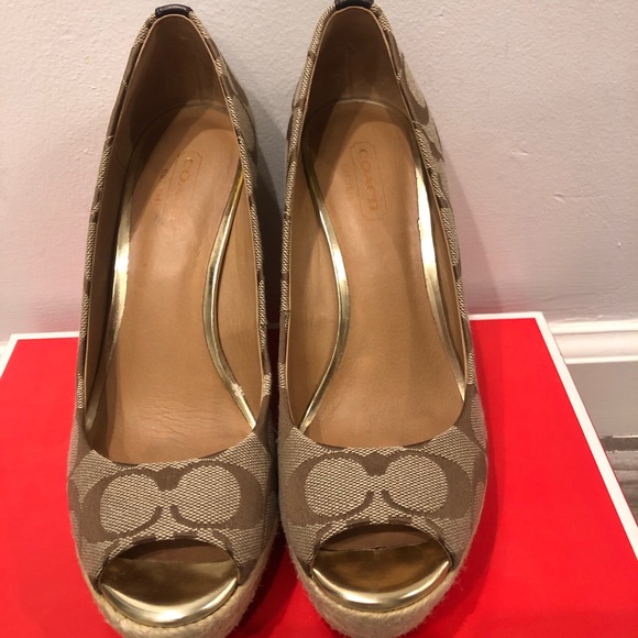 Coach signature wedges for those sunny ☀️ days! - Picture 8 of 8